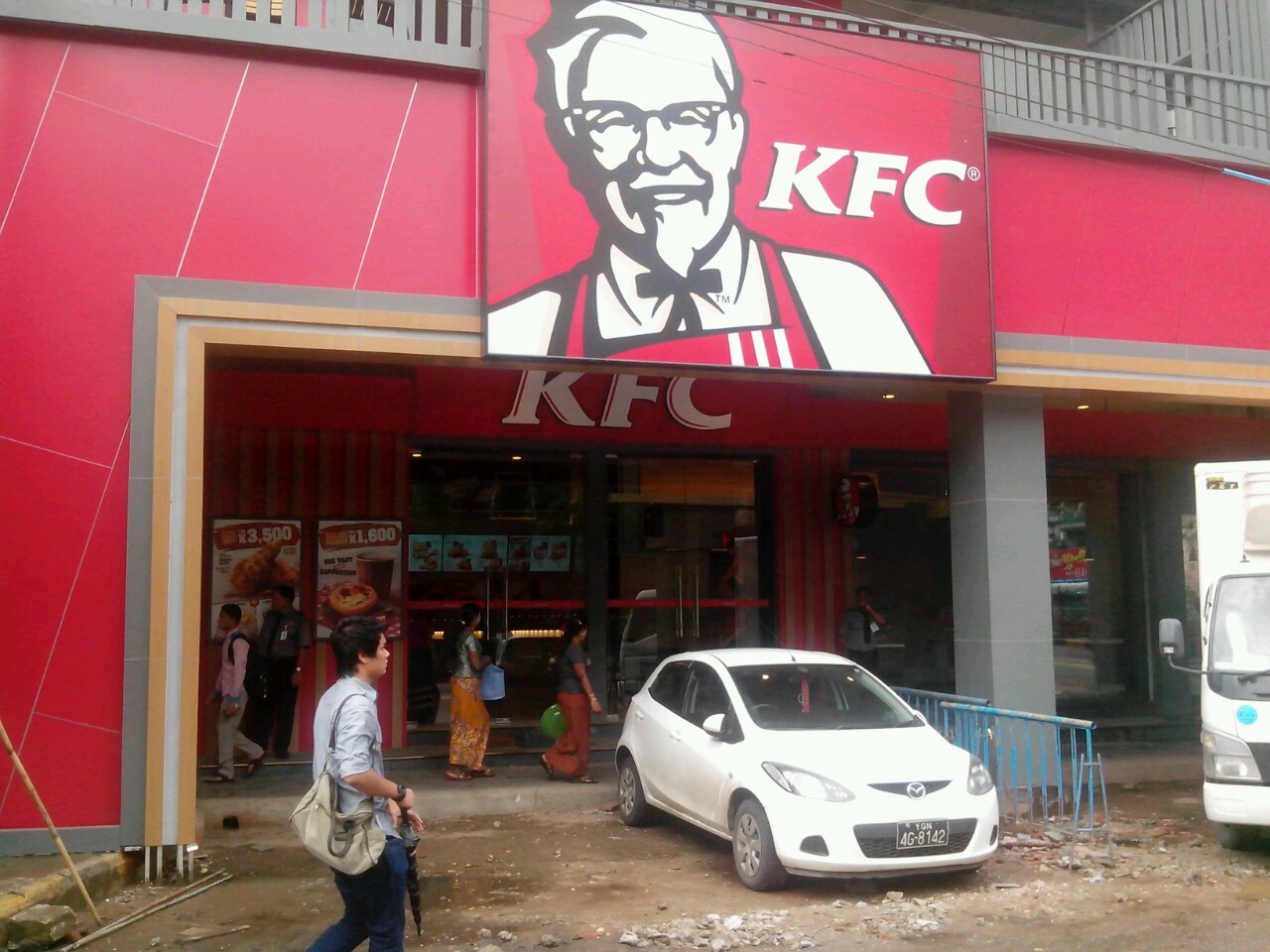 ျမန္မာျပည္၏ ပထမဦးဆံုး KFC စားေသာက္ဆိုင္ ဖြင့္လွစ္ (ဓာတ္ပံု)