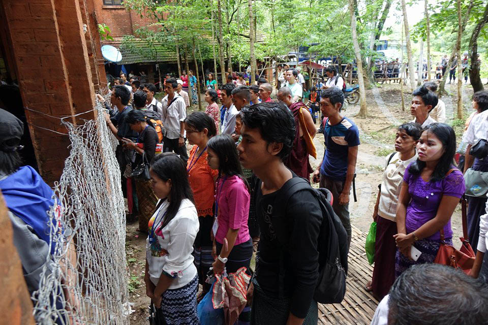 ဖမ္းဆီးခံေက်ာင္းသားမ်ား ဆဲဗင္းဇူလိုင္အထိမ္းအမွတ္ ကမၻာမေၾကသီခ်င္းသီဆို