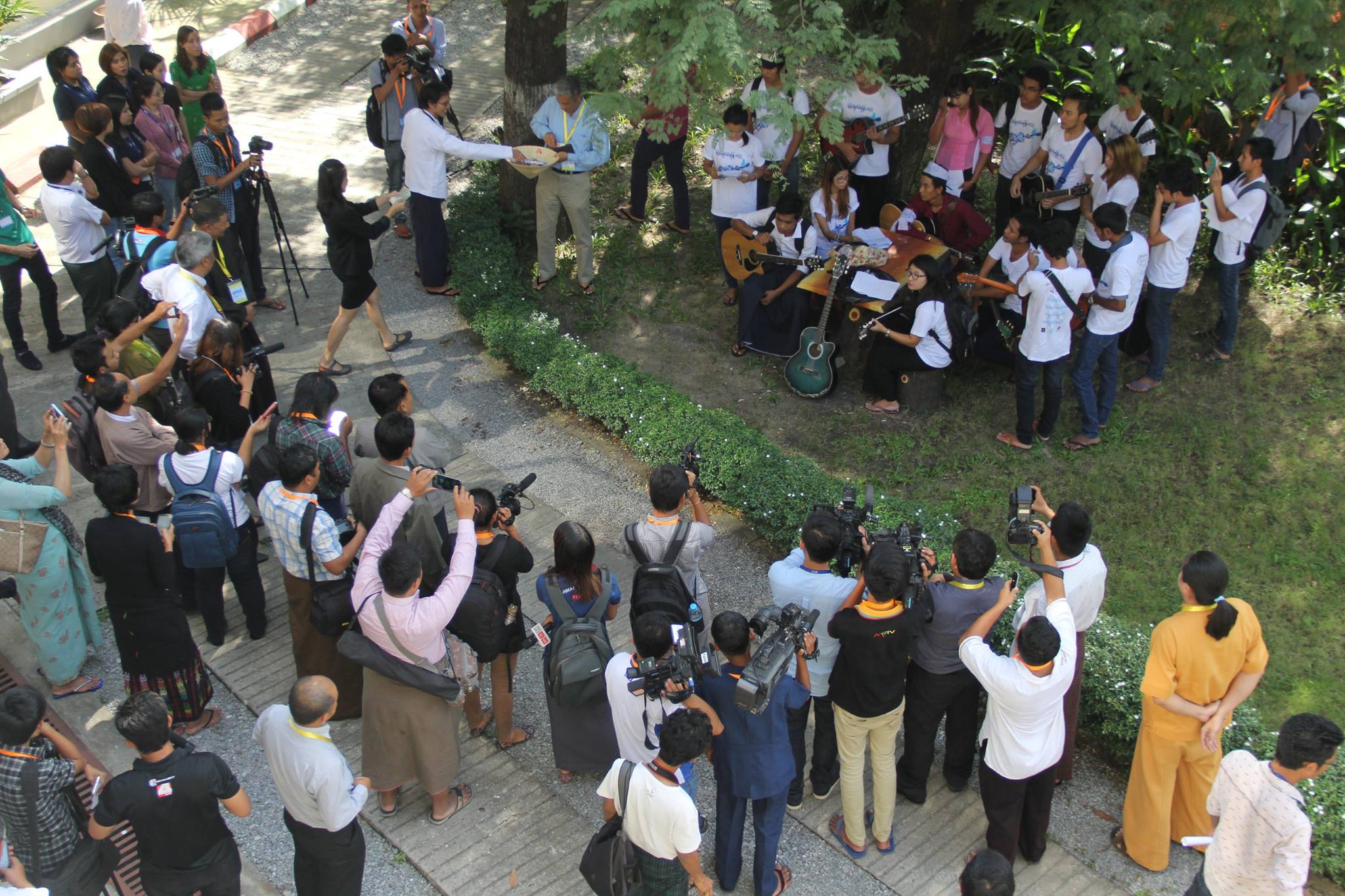 ၿငိမ္းခ်မ္းေရး ရိႈက္သံအဖြဲ႔ ျမန္မာၿငိမ္းခ်မ္းေရးစင္တာတြင္ သီဆုိေဖ်ာ္ေျဖ (ဓာတ္ပုံ)