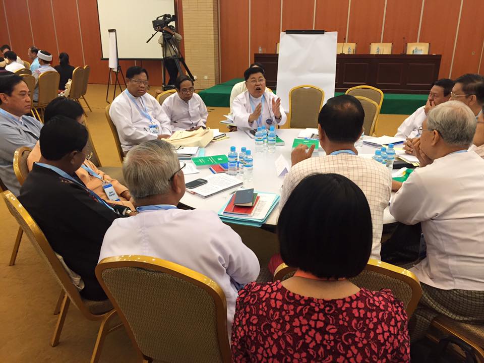 ျပည္ေထာင္စုၿငိမ္းခ်မ္းေရးညီလာခံ ဒုတိယေန႔ အစုအဖြဲ႔လိုက္ ေဆြးေႏြးမႈျမင္ကြင္း (ဓာတ္ပုံ)