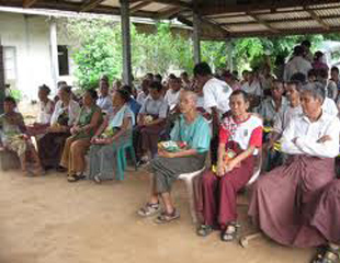 အနာၾကီးေရာဂါသည္မ်ားကို ေဒၚေအာင္ဆန္းစုၾကည္ ရိကၡာနွင့္အ၀တ္အစားလႉဒါန္း