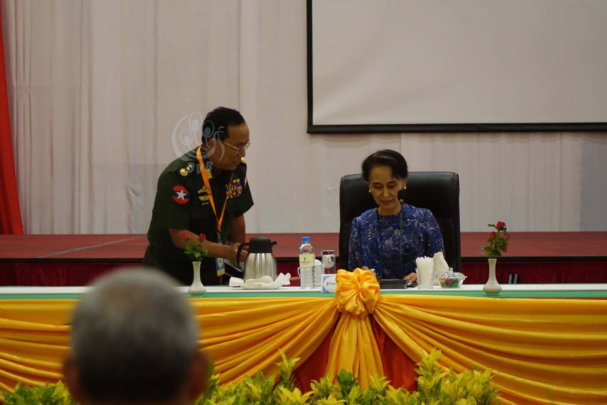 ေဒၚေအာင္ဆန္းစုၾကည္ႏွင့္ ပစ္ခတ္တိုက္ခုိက္မႈရပ္စဲေရး ပူးတြဲေစာင့္ၾကည့္ေကာ္မတီတုိ႔ ေဆြးေႏြး
