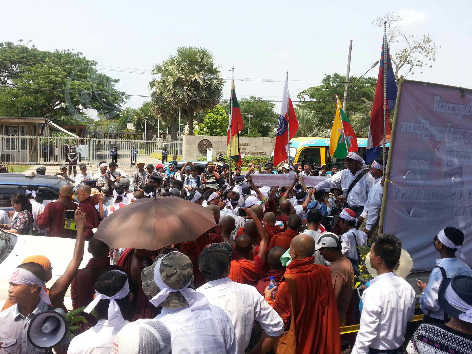 ႐ုိဟင္ဂ်ာလိုု႔ သုုံးႏႈန္းသည့္အေပၚ အေမရိကန္သံ႐ုံးကို ဆႏၵျပ