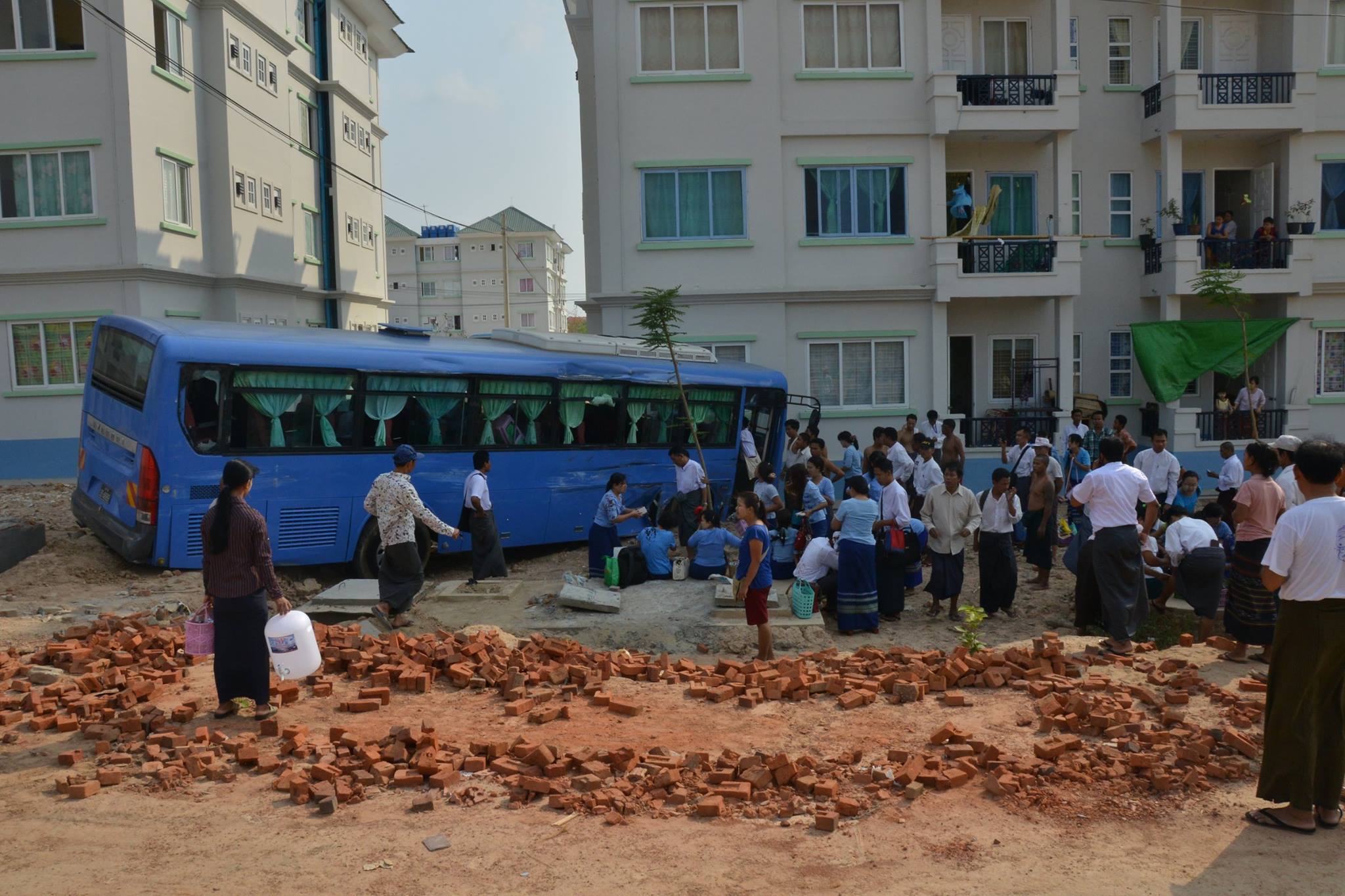 ေနျပည္ေတာ္တြင္ ၀န္ထမ္းဖယ္ရီကား ၂ စီးတိုက္၊ အမ်ားအျပား ဒဏ္ရာရ