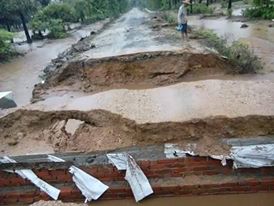 မိုးသည္းထန္စြာသြန္းမႈေၾကာင့္ ျမန္ေအာင္ၿမိဳ႕နယ္တြင္ လမ္းတံတားမ်ား ပ်က္စီး