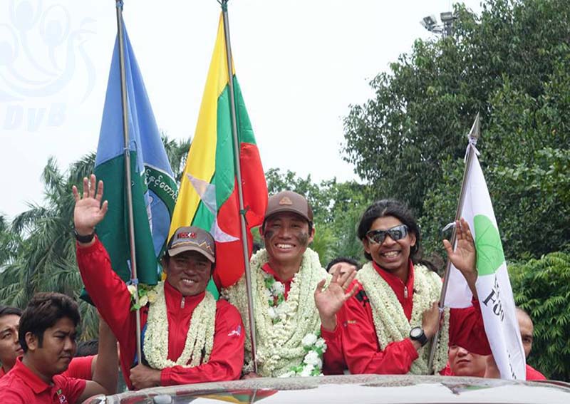 ဧ၀ရတ္ေတာင္ထိပ္တြင္ ျမန္မာအလံစိုက္ထူခဲ့သူ ၂ ဦး ရန္ကုန္ေရာက္ရွိ