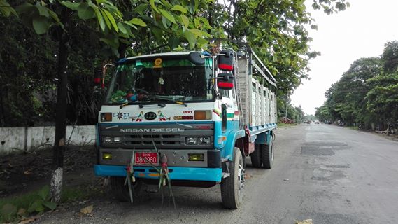 ဆြမ္းခံႂကြ ကုိရင္ႏွစ္ပါးကုိ တုိက္ၿပီးထြက္ေျပးသည့္ကား ဖမ္းမိၿပီ