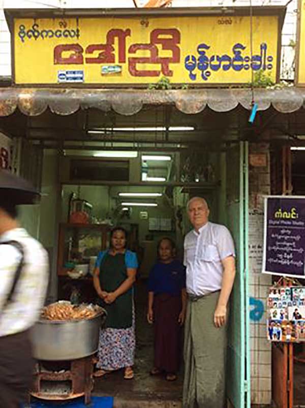 ရန္ကုန္မွာ မုန္႔ဟင္းခါးအခါ ၂၀၀ စားခဲ့သည့္ ကေနဒါသံအမတ္ႀကီး (သတင္းဓာတ္ပံု)