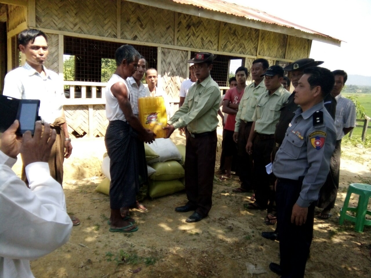 ခရီးလမ္းဆက္သြယ္ေရး ျပတ္ေတာက္ေနသည့္ ေတာင္ၿပိဳၿမိဳ႕ ေက်းရြာမ်ားသို႔ ရိကၡာမ်ား ေပးပို႔
