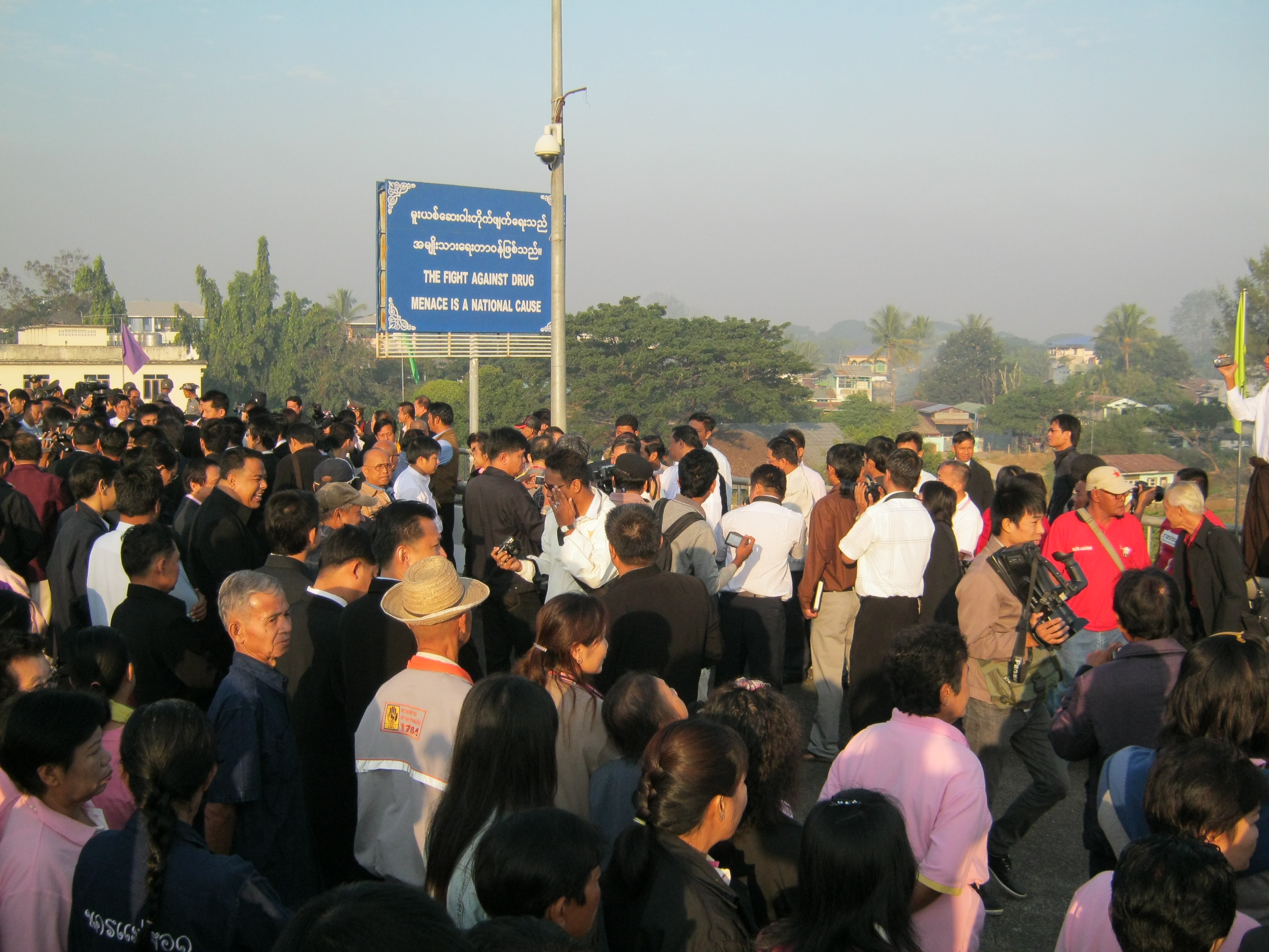 မဲေဆာက္-ျမဝတီတံတား ျပန္ဖြင့္၊ တနွစ္ေက်ာ္ တံတားပိတ္မႈေၾကာင့္ ဘတ္သန္း ေသာင္းခ်ီဆံုး႐ွံုး