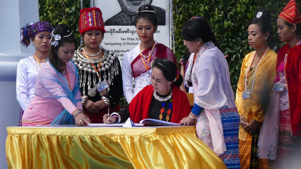 သတၱိရွိရွိ၊ ယံုၾကည္မႈရွိရွိျဖင့္ လက္မွတ္ထိုးၾကရန္ ေဒၚေအာင္ဆန္းစုၾကည္ တိုက္တြန္း