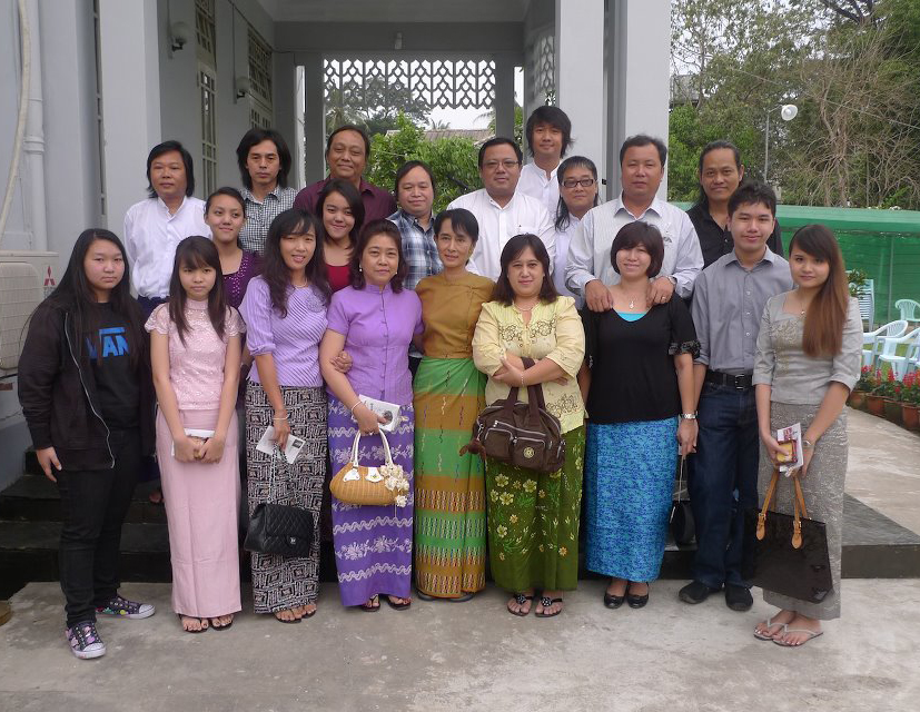 ေဒၚေအာင္ဆန္းစုၾကည္နွင့္ အိုင္စီေတးဂီတအဖြဲ့ ေတြ့ဆံု