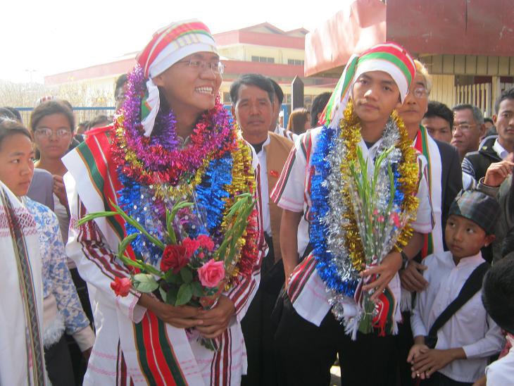 ျပန္လြတ္လာသည့္ ဇုိမီးအမ်ဳိးသားကြန္ဂရက္လူငယ္ နွစ္ဦးကုိ ျပည္သူ ေထာင္ခ်ီၾကိုဆုိ (ဓာတ္ပုံသတင္း)