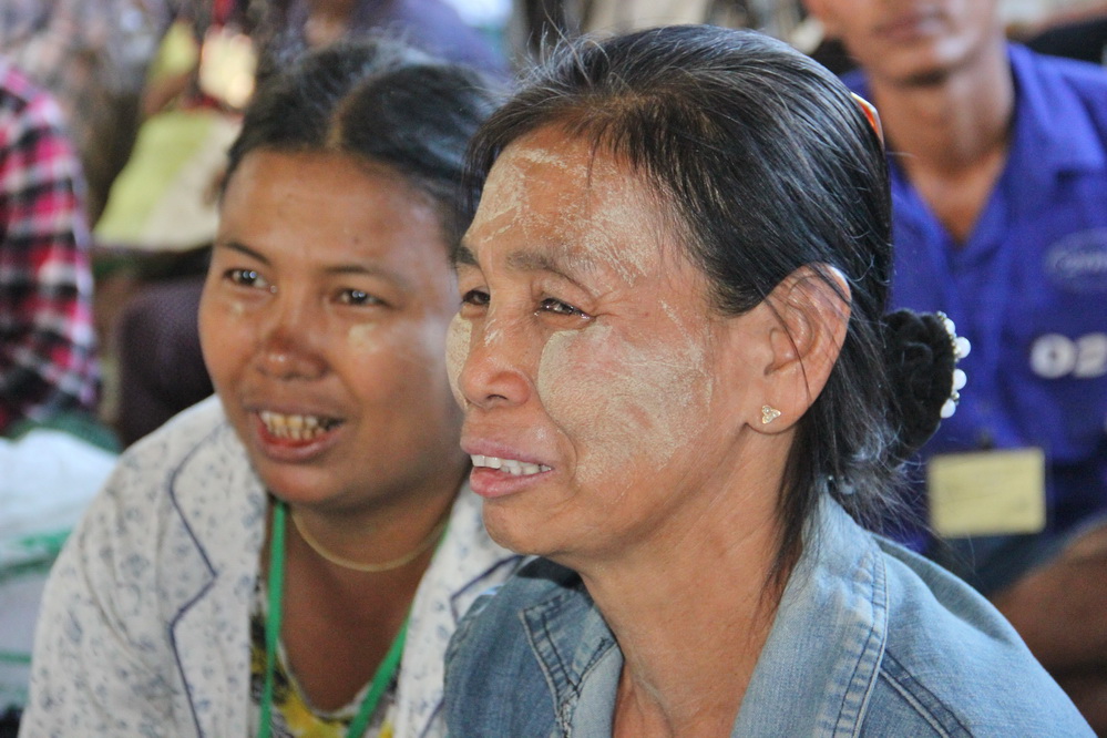 လွိုင္သာယာ မီးေဘးဒုကၡသည္မ်ားကို ေက်ာင္းသားေခါင္းေဆာင္မ်ား လႉဒါန္း (သတင္းဓာတ္ပံု)