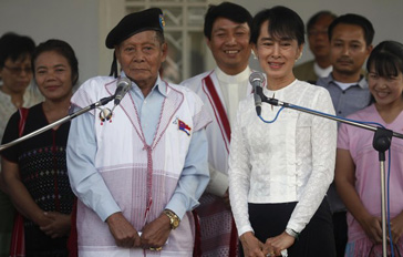 ေကအန္ယူ/ေကအန္အယ္လ္ေအ ျငိမ္းခ်မ္းေရးေကာင္စီ ေဒၚေအာင္ဆန္းစုၾကည္နွင့္ ေတြ့