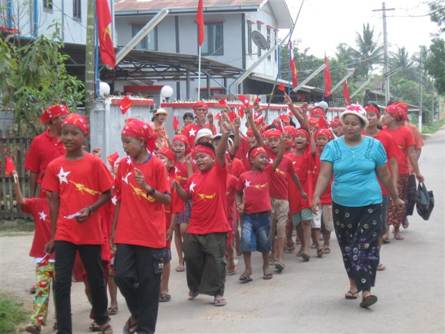လွည္ကူးျမို ့နယ္မွ မိခင္နွင့္ကေလးမ်ား လမ္းေလ်ွာက္ခ်ီတက္(သတင္းဓာတ္ပံု)