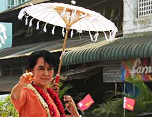 ေဒၚေအာင္ဆန္းစုၾကည္နွင့္ ဒီမိုကေရစီလမ္းမမ်ား ဓာတ္ပံုျပပြဲ က်င္းပ