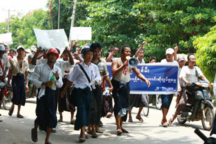 လွ်ပ္စစ္မီးရ႐ွိေရး ဆနၵျပေခါင္းေဆာင္မ်ား ျပည္ေထာင္တြင္ အခ်ဳပ္ခံရ