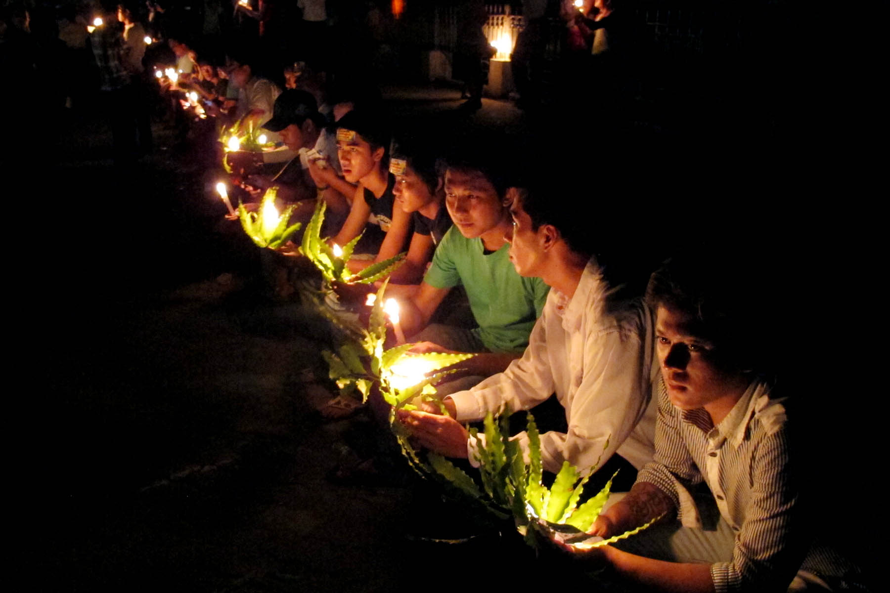 လွ်ပ္စစ္မီးရ႐ွိေရး ဆနၵျပပြဲ ဖေယာင္းတိုင္မီးျငိမ္းျပီး အဆံုးသတ္