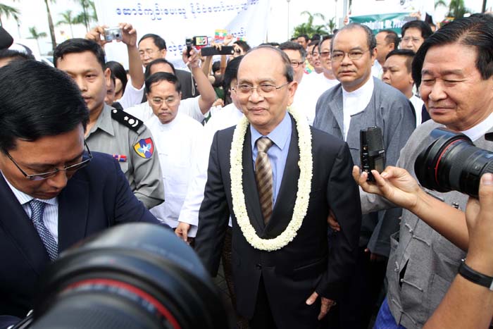 သမၼတကို လူထုေထာင္ခ်ီ ေလဆိပ္တြင္ ၾကိုဆုိ