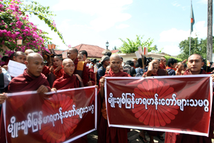 ရန္ကုန္ျမို့ ဘဂၤလားေဒ့႐ွ္ သံ႐ုံးေ႐ွ့တြင္ သံဃာမ်ား ဆနၵျပ