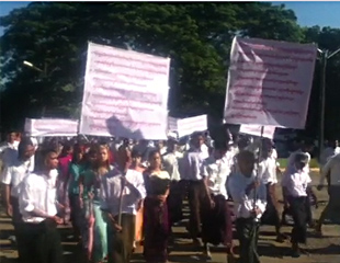 စစ္ေတြျမို့တြင္ ရခုိင္ေက်ာင္းသူေက်ာင္းသားမ်ား ဆနၵျပ