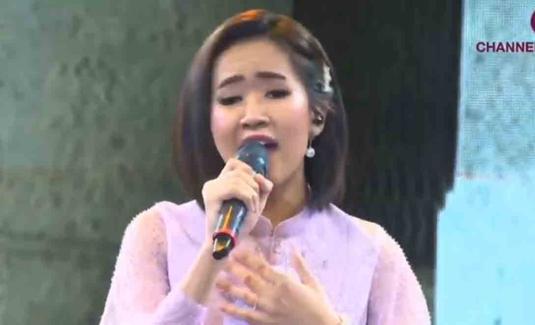 “တက္ကသိုလ်ကျောင်းက ငွေလမင်း”မြန်မာသံသီချင်းဖြင့် အစွမ်းပြခဲ့သူ အေးမြဖြူ(ရုပ်သံ)