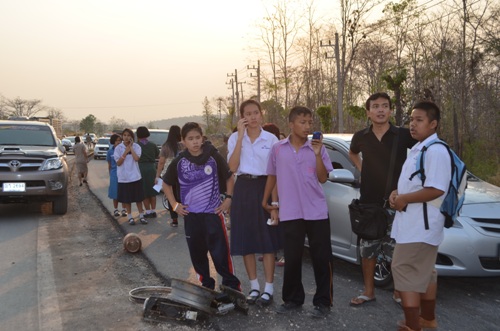 ျမန္မာတဦး ေမာင္းသည့္ကားေၾကာင့္ ယာဥ္ ၃ စီး တိုက္မႈျဖစ္၊ ထိုင္းေက်ာင္းသားတဦး ေသဆံုး