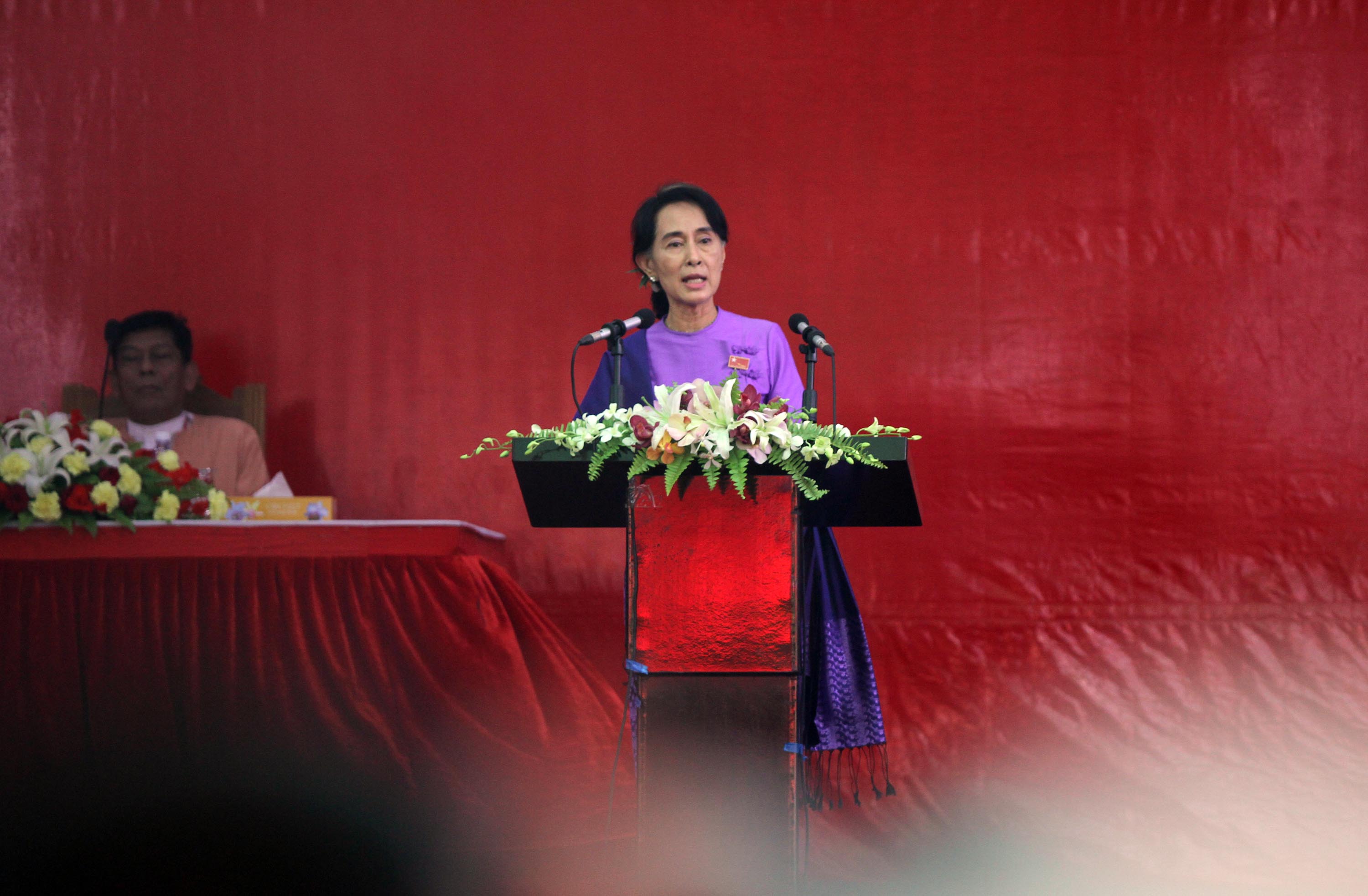 ဒီခ်ဳပ္ညီလာခံမွာ ေဒၚေအာင္ဆန္းစုၾကည္ကို ဥကၠ႒ျပန္ေ႐ြး