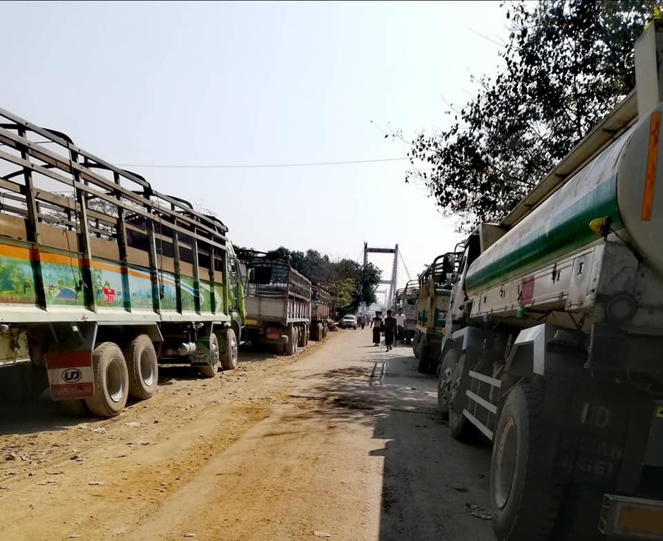 တိုက်ပွဲကြောင့် ရန်ကုန်-စစ်တွေကားလမ်းတွင် ကုန်ကား ၄၀၀ ခန့် ၁ ပတ်ကြာ ပိတ်မိနေ