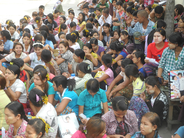 ေမေဒးေန့ အလုပ္ဆင္းခိုင္းသျဖင့္ အလုပ္သမားမ်ား ဆနၵျပ
