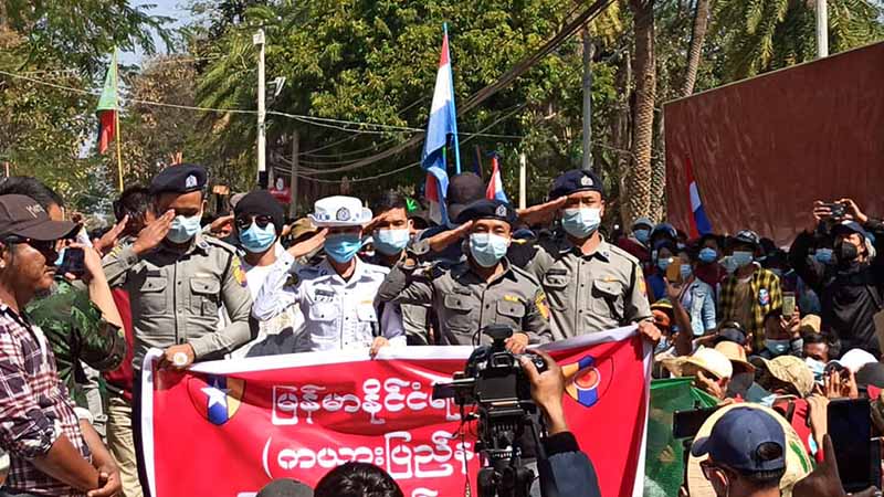 လွိုင်ကော်စစ်အာဏာရှင်ဆန့်ကျင်ရေးဆန္ဒပြပွဲတွင် ရဲတပ်ဖွဲ့ဝင် ၇ ဦး ထပ်မံပူးပေါင်း၊ ၆၁ ဦးရှိလာ