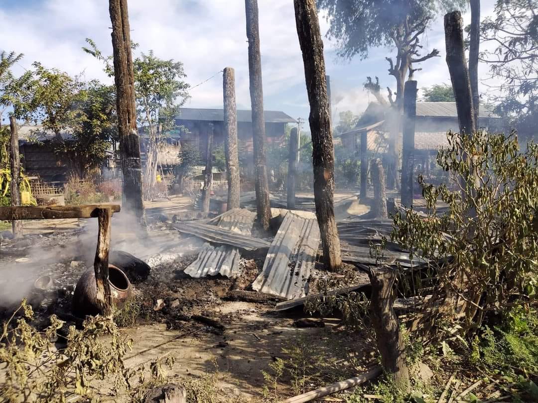 ထီးချိုင့်တွင် စစ်ကောင်စီတပ်က အဘိုးအို ၁ ဦးကို သတ်ဖြတ်ပြီး ကျေးရွာများကို မီးရှို့
