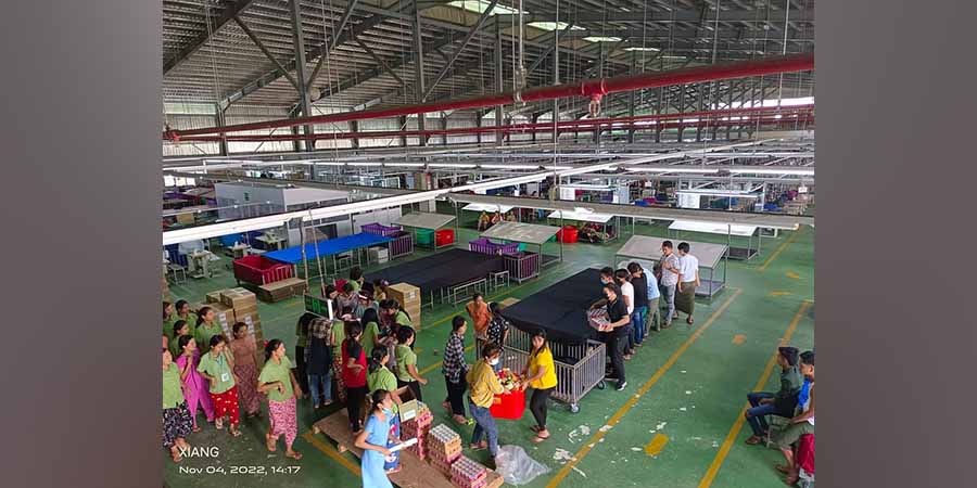 စက်ရုံပိတ်ခံရသည့် ပုသိမ်အထည်ချုပ်စက်ရုံလုပ်သားထောင်ချီ စားဝတ်နေရေး အခက်ကြုံ