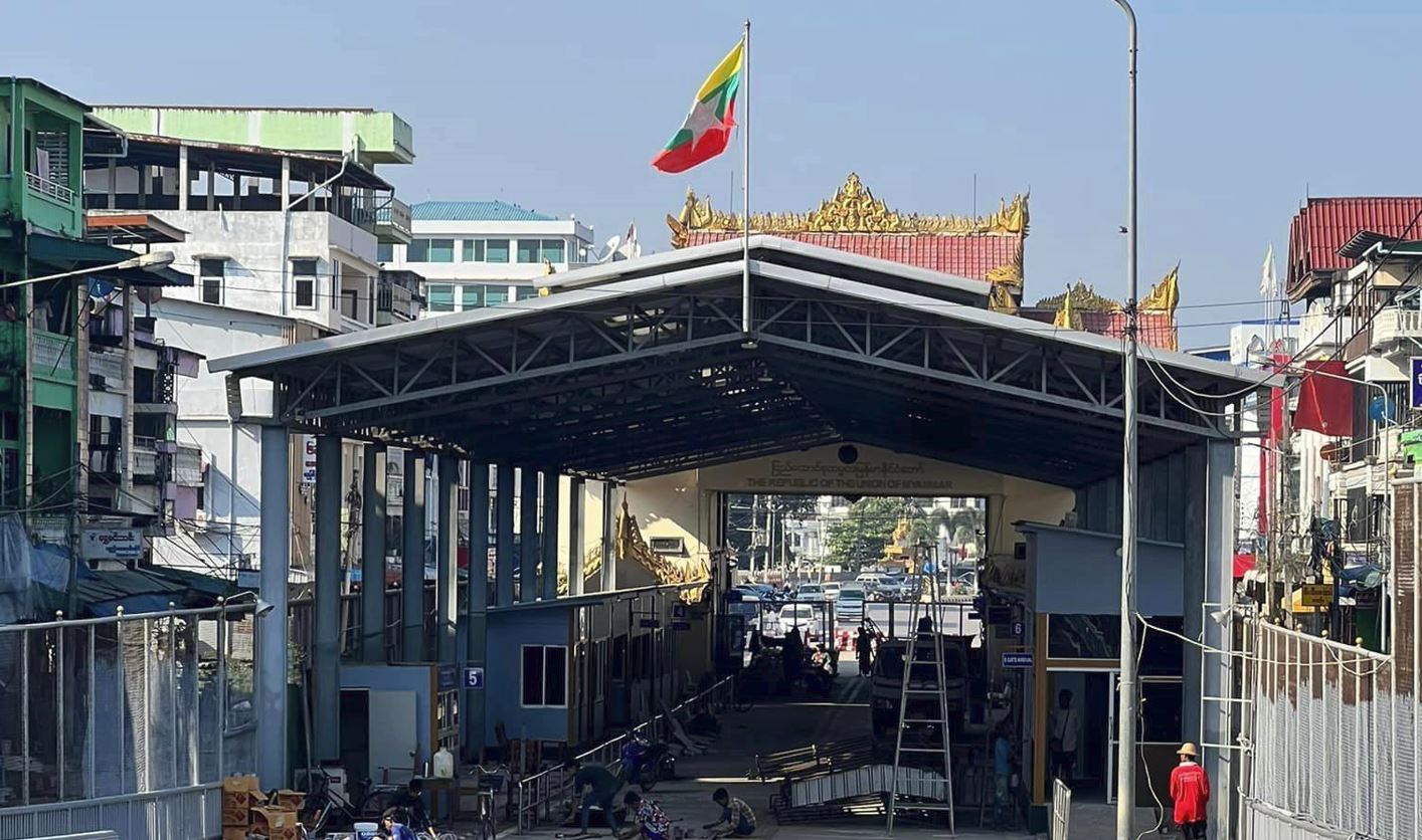 မြဝတီ-မဲဆောက် ချစ်ကြည်ရေးတံတားပြန်ဖွင့်ရန် ပြင်ဆင်နေ (ဓာတ်ပုံ)