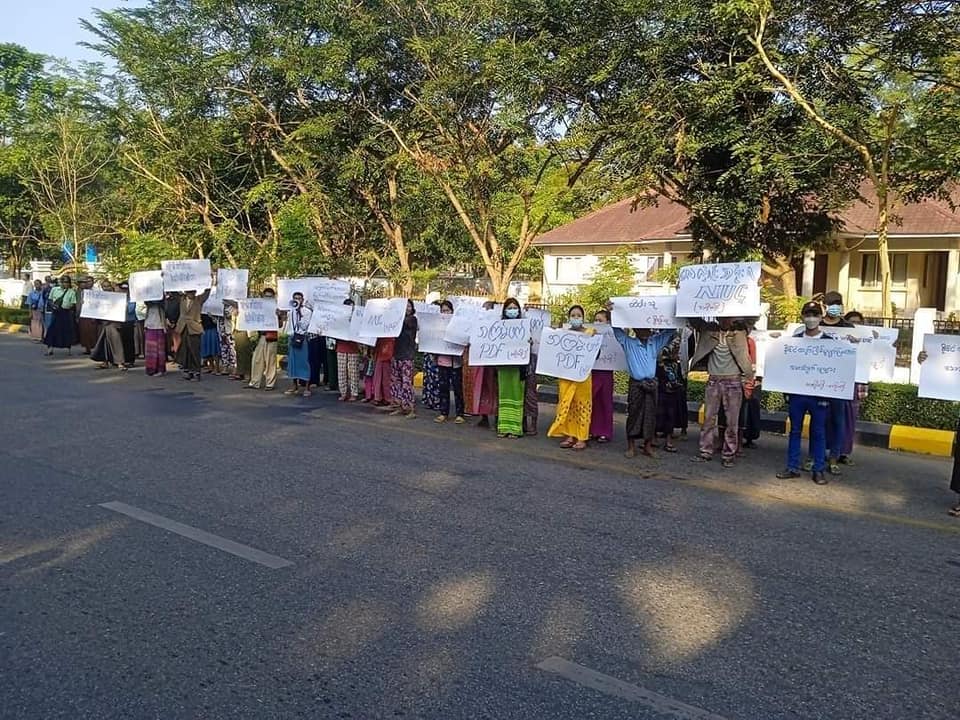ပုသိမ်တွင် တစ်သောင်းစား တပ်ထောက်ခံသူများ နေ့စားခယူပြီး ဆန္ဒပြ
