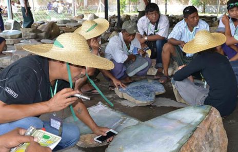 ေက်ာက္မ်က္ပဲြတြင္ ေက်ာက္စိမ္း အသားေက်ာက္ အတြဲ ၇၀၀၀ ခန္႔ ေရာင္းခ်