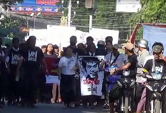 ကုိပါႀကီး အသတ္ခံရမႈ ေဖာ္ထုတ္အေရးယူေပးရန္ ျပည္ၿမိဳ႕တြင္ ဆႏၵျပ