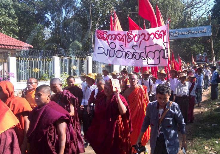 သပိတ္ေမွာက္စစ္ေၾကာင္း ေက်ာက္ပန္းေတာင္းကုိ ဆက္လက္ခ်ီတက္ (ဓာတ္ပံု)
