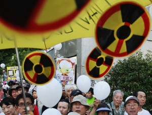 Anti-nuclear demonstrators gather outside Japanese PM Noda's official residence in Tokyo