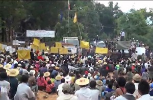 မိုးထိမိုးမိ ေရႊလုပ္သားမ်ား ၂၀၁၃ ခုႏွစ္ ဒီဇင္ဘာလ ၁၈ ရက္ေန႔က ဆႏၵျပေနစဥ္