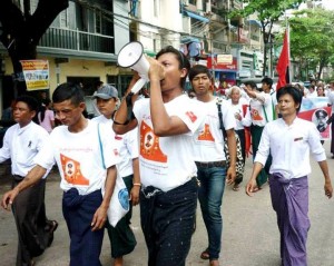 ကုိတင္ထြဋ္ပုိင္ လမ္းေလွ်ာက္ ဆႏၵျပေနစဥ္