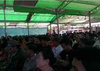 ဒီမိုကေရစီ သူရဲေကာင္း ဂုဏ္ျပဳမွတ္တမ္းလႊာ ေပးအပ္ပဲြ အခမ္းအနား က်င္းပေနစဥ္