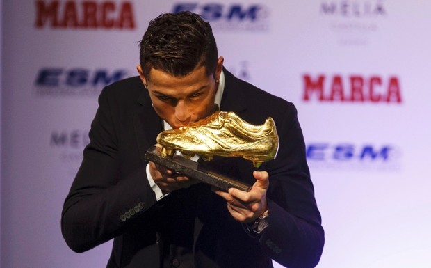 7+Real+Madrid's+Cristiano+Ronaldo+kisses+his+Golden+Boot+trophy+during+a+ceremony+in+Madrid+November+5,+2014.+Reuters