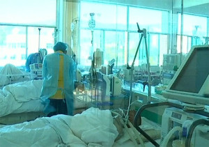 ဒဏ္ရာရသူမ်ားကုိ ေဆးရုံေပၚတြင္ ေတြ႔ရစဥ္