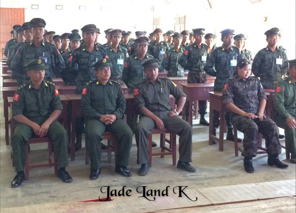 အခင္းမျဖစ္မီ ၅ ရက္ခန္႔က စာသင္ေဆာင္တြင္ ဗိုလ္ေလာင္းမ်ားကုိ သင္တန္းဆရာမ်ားႏွင့္ ေတြ႔ရစဥ္ (ဓာတ္ပုံ - Jade Land Kachin)