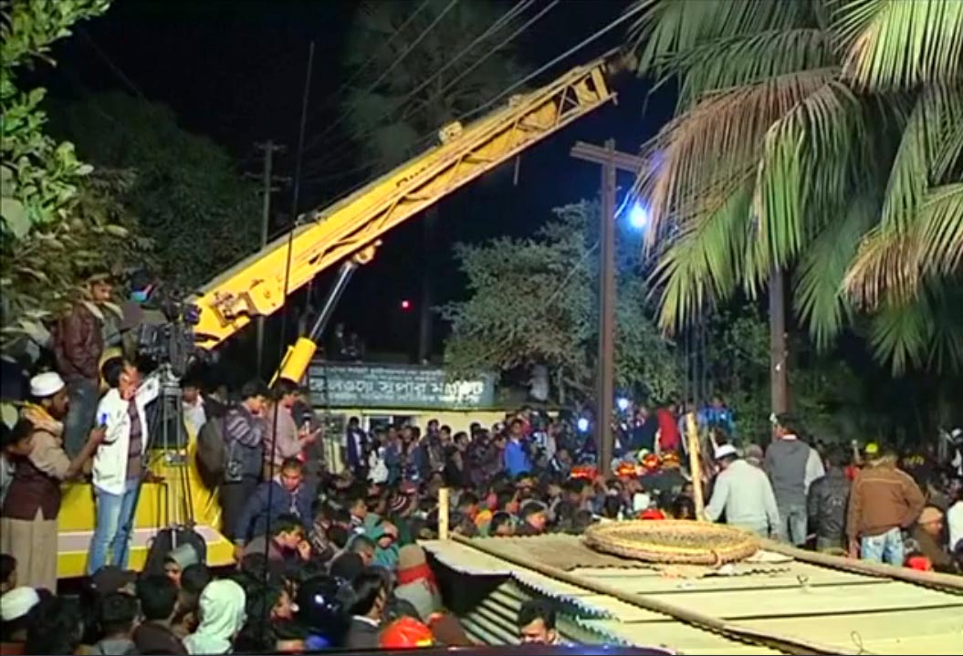 Crews battle to rescue Bangladesh boy trapped in pipe