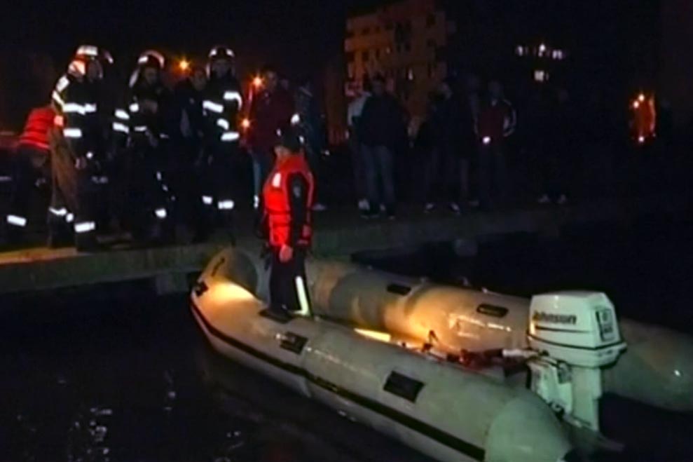 ေရငုုပ္သမားေတြနဲ႔ အေရးေပၚလုုပ္သားမ်ား ေပ်ာက္သူမ်ားကို ရွာေဖြေနစဥ္