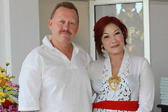 ဓာတ္ပံု - Robert Kelvin Ellis and his wife (Facebook)