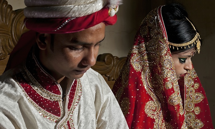 ၁၀။ ဒီပံုမွာေတာ့ အသက္ ၃၂ ႏွစ္အရြယ္သတို႔သား မိုဟာမက္ဟာစမာရာမန္ကို သတုိ႔သမီး သစ္ နက္ဆ၀မ္အာ့ခ္တာနဲ႔အတူ ေတြ႕ရတာျဖစ္ပါတယ္။ (ဓာတ္ပံု - theguardian.com)